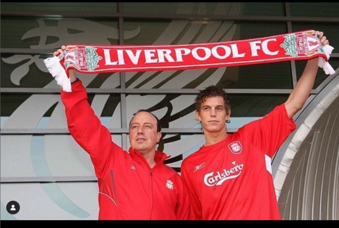 fot. Instagram Daniela Aggera Daniel Agger i Rafael Benitez trzymają szalik Liverpoolu.
