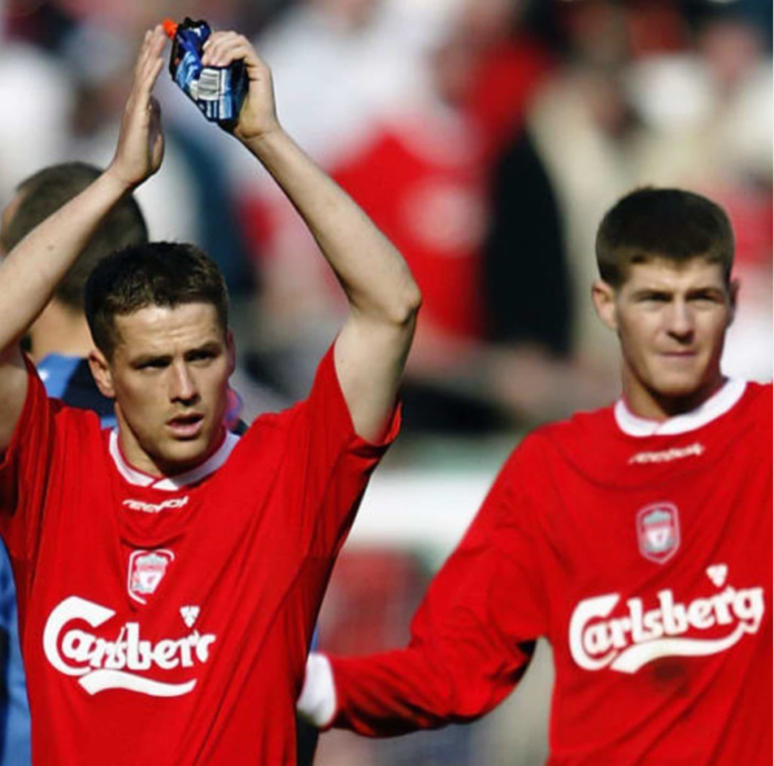 Michael Owen w towarzystwie Stevena Gerrarda w barwach Liverpoolu.